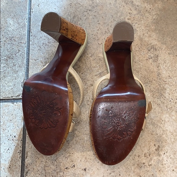 EUC!! Tahari nude sandal 👡 size 8 - Picture 3 of 3